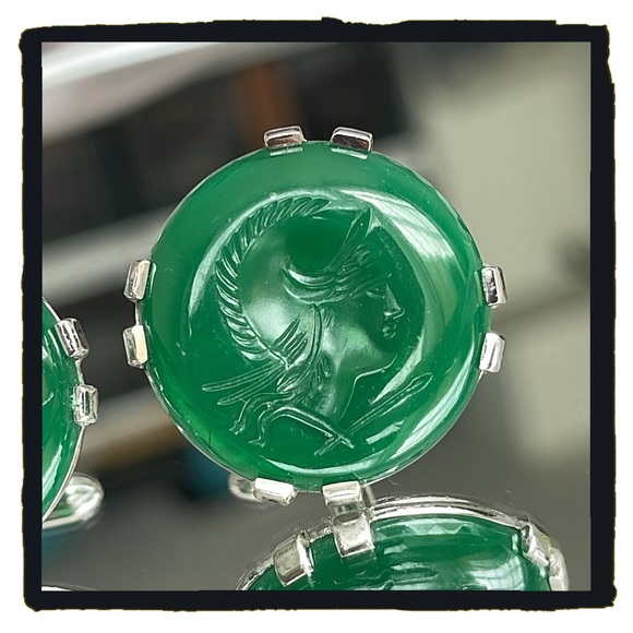 💕Beautiful Vintage Swank Cufflinks Roman Soldier Head Carved into Green Stone💕 - Picture 2 of 5